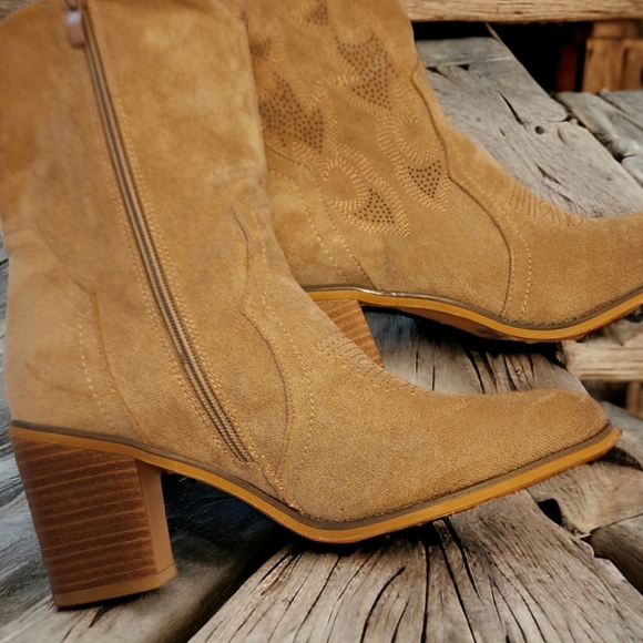 7.5 Western Cowgirl Women's Boots Faux Suede Olivia & Kate - Picture 2 of 3